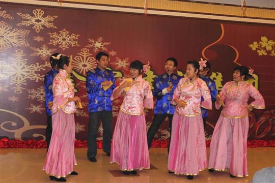 金宏贸易公司员工表演的音乐快板《金宏集团